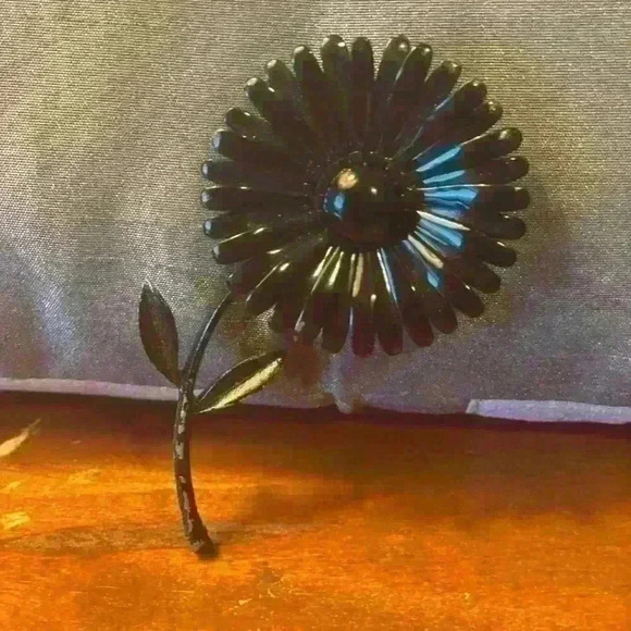 Jewelry - Flower brooch